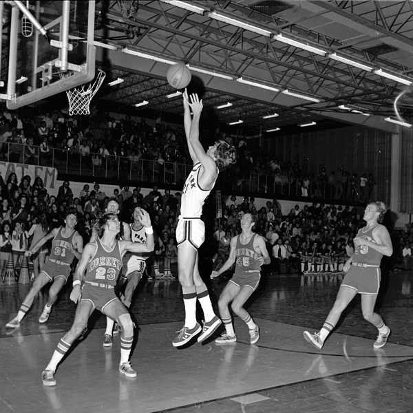 1974-1975-Basketball-03.jpg