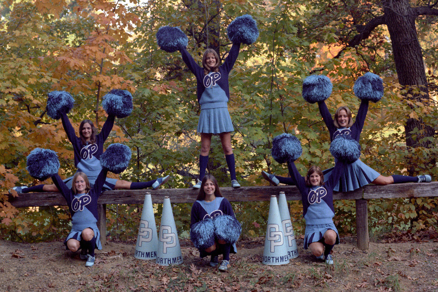 1974-1975-Cheerleaders-01.jpg