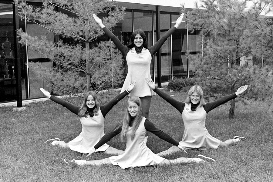 1974-1975-Cheerleaders-04.jpg