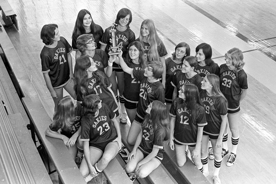 1974-1975-Volleyball-03.jpg
