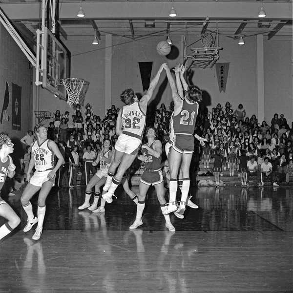 1976-1977-Basketball-01.jpg