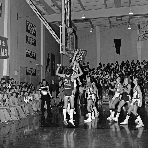 1976-1977-Basketball-02.jpg