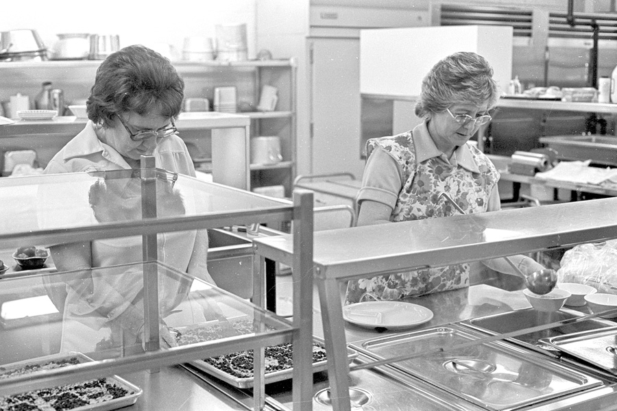 1977-1978-CafeteriaStaff-05.jpg